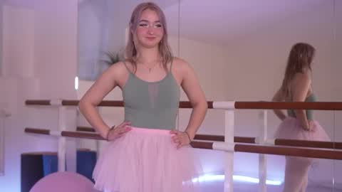 Snapshot of _meowwluffy_ chatting on 11-18-25, 11:47 Feiia online show from 11-18-25, 11:47