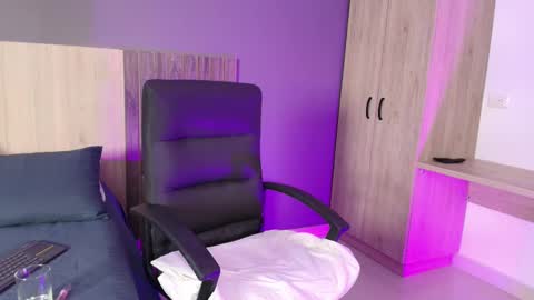 _miamiller_ online show from 02-18-25, 11:08