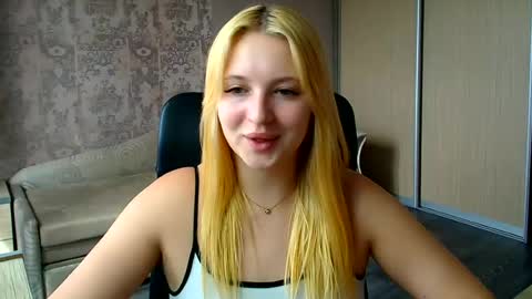 Snapshot of _mila_la_ chatting on 06-18-26, 12:09 Melanie online show from 06-18-26, 12:09