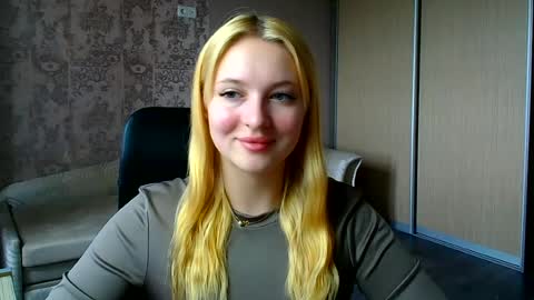 Snapshot of _mila_la_ chatting on 06-19-26, 09:57 Melanie online show from 06-19-26, 09:57