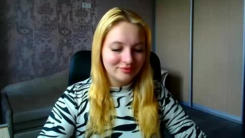 Snapshot of _mila_la_ chatting on 06-20-26, 10:29 Melanie online show from 06-20-26, 10:29