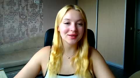 Snapshot of _mila_la_ chatting on 06-22-26, 10:23 Melanie online show from 06-22-26, 10:23