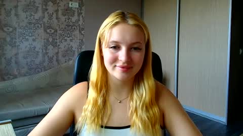 Snapshot of _mila_la_ chatting on 06-23-26, 11:41 Melanie online show from 06-23-26, 11:41