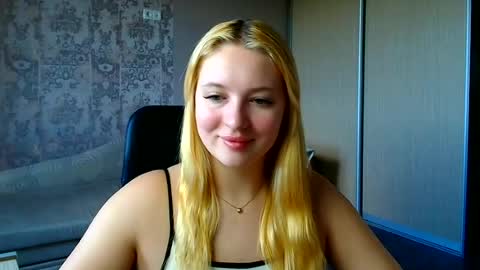 Snapshot of _mila_la_ chatting on 06-26-26, 11:14 Melanie online show from 06-26-26, 11:14