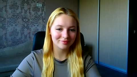 Snapshot of _mila_la_ chatting on 06-27-26, 06:51 Melanie online show from 06-27-26, 06:51