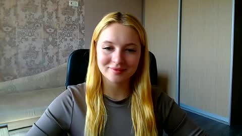 Snapshot of _mila_la_ chatting on 06-27-26, 12:22 Melanie online show from 06-27-26, 12:22