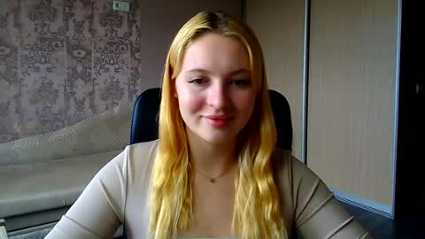 Snapshot of _mila_la_ chatting on 07-10-26, 11:35 Melanie online show from 07-10-26, 11:35