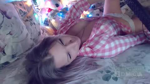 Snapshot of _mimmi chatting on 02-04-26, 11:09 Can you guess online show from 02-04-26, 11:09