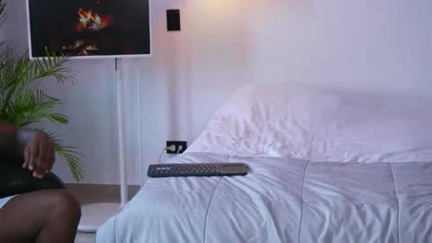 Snapshot of _monaco__ chatting on 02-04-26, 04:57 julietta and travis online show from 02-04-26, 04:57