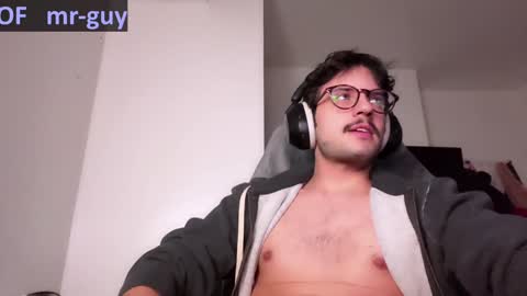 Snapshot of _mrguy_ chatting on 01-04-25, 11:54 _mrguy_ online show from 01-04-25, 11:54