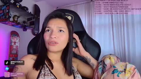 Mai   MODEL INDEPENT  online show from 02-06-25, 10:43