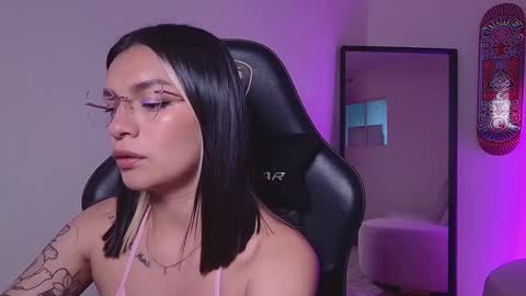 Mai   MODEL INDEPENT  online show from 11-04-25, 09:58