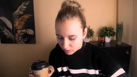 Snapshot of _nicole_new chatting on 10-30-25, 09:22 Nica online show from 10-30-25, 09:22