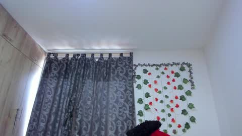 Snapshot of _nicollee chatting on 12-23-24, 01:03 juliana online show from 12-23-24, 01:03