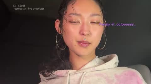 Snapshot of _octopussy_ chatting on 11-12-25, 08:08 Mikayla online show from 11-12-25, 08:08