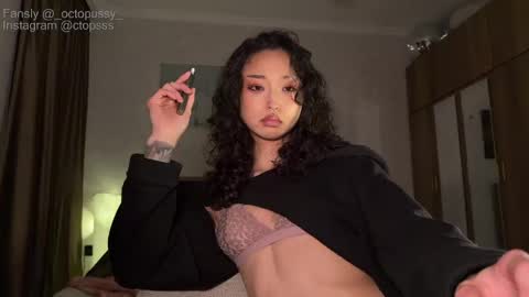 Snapshot of _octopussy_ chatting on 05-24-26, 08:47 Mikayla online show from 05-24-26, 08:47