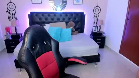 Snapshot of _oliviajoness chatting on 04-22-26, 12:18 Olivia jones online show from 04-22-26, 12:18