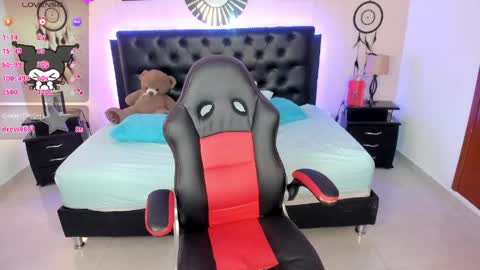 Snapshot of _oliviajoness chatting on 05-19-26, 12:00 Olivia jones online show from 05-19-26, 12:00