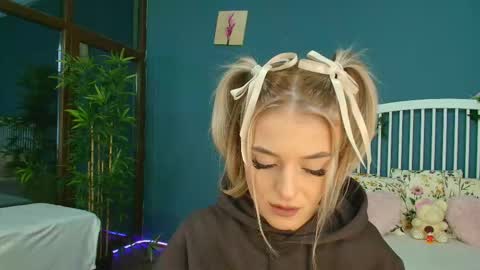 Alisa online show from 10-23-25, 04:23