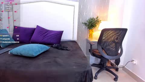 Snapshot of _peach1_ chatting on 02-11-25, 11:01 peach1 online show from 02-11-25, 11:01