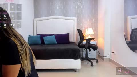 Snapshot of _peach1_ chatting on 12-19-25, 02:24 peach1 online show from 12-19-25, 02:24