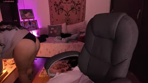 Snapshot of _peach__ chatting on 02-01-26, 11:14 violeta ig online show from 02-01-26, 11:14