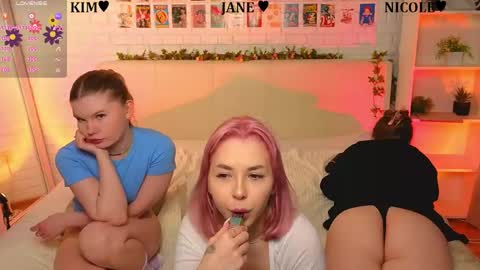 Merlizz Eva Jane Mila Nicole  left to right  online show from 06-08-26, 01:28