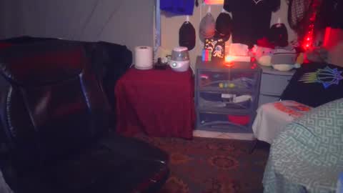 Snapshot of _redxxx chatting on 12-21-24, 01:58 REDxxx online show from 12-21-24, 01:58