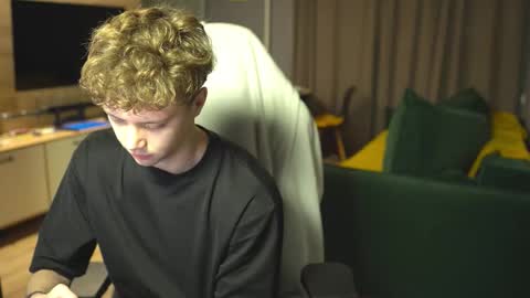 OLIVERpvt is open online show from 11-19-25, 03:06