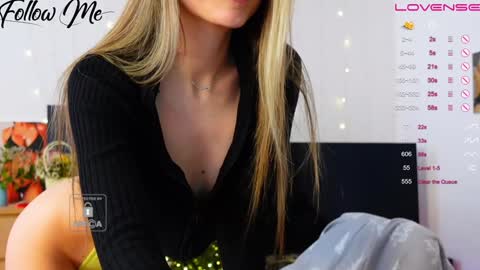 Snapshot of _sweetcams_ chatting on 12-14-24, 06:56 Dasha  online show from 12-14-24, 06:56