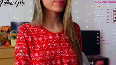 Snapshot of _sweetcams_ chatting on 12-18-24, 08:31 Dasha  online show from 12-18-24, 08:31