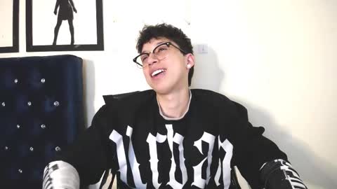 Snapshot of _thomas_hot_ chatting on 10-31-25, 04:24 Thomas online show from 10-31-25, 04:24