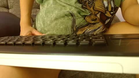 Snapshot of _tinyrousse_ chatting on 05-01-26, 07:07 Rousse online show from 05-01-26, 07:07