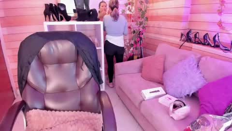 Snapshot of _victoria_collins chatting on 05-21-26, 10:55 Sol online show from 05-21-26, 10:55