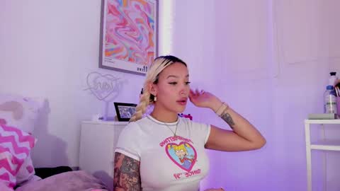 Snapshot of _viioletweekend_ chatting on 03-03-25, 05:29 online show from 03-03-25, 05:29