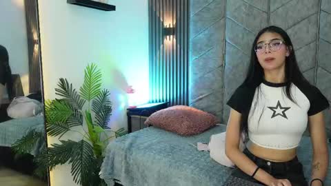 Snapshot of _viollettenoir_ chatting on 05-07-26, 07:41 online show from 05-07-26, 07:41