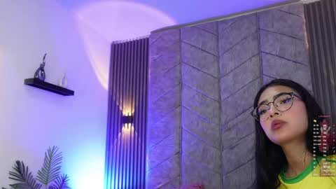 Snapshot of _viollettenoir_ chatting on 05-08-26, 07:52 online show from 05-08-26, 07:52