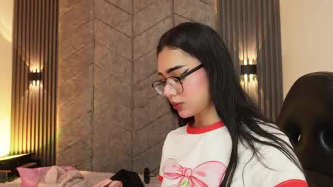 Snapshot of _viollettenoir_ chatting on 05-11-26, 07:44 online show from 05-11-26, 07:44