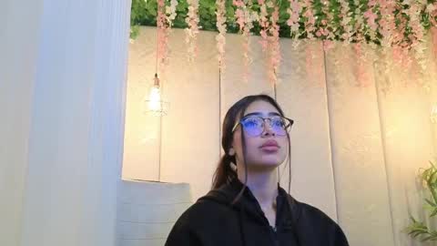Snapshot of _viollettenoir_ chatting on 05-17-26, 12:01 online show from 05-17-26, 12:01