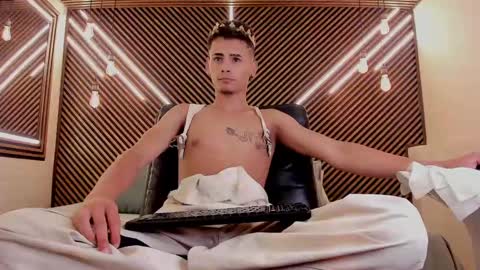  white fox  online show from 02-11-25, 04:33