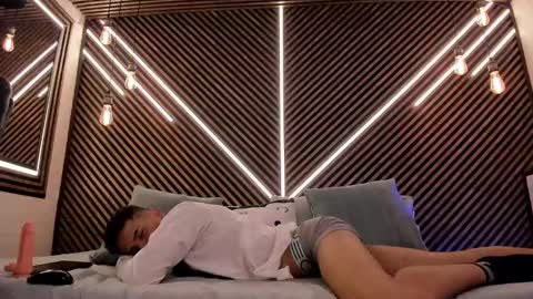  white fox  online show from 02-12-25, 05:58