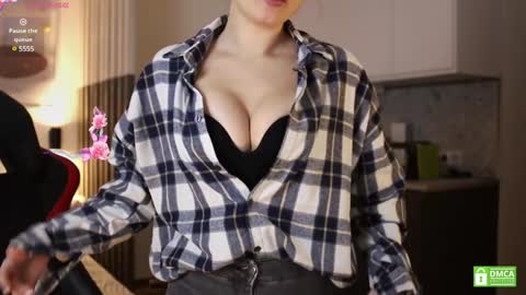 Snapshot of _whoareu_ chatting on 01-11-25, 12:18 Kristina online show from 01-11-25, 12:18