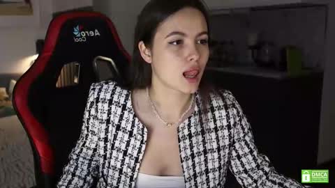 Snapshot of _whoareu_ chatting on 09-18-25, 10:28 Kristina online show from 09-18-25, 10:28