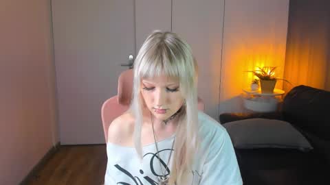 Snapshot of _yummi_ chatting on 04-04-26, 07:22 Emy online show from 04-04-26, 07:22