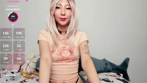 Snapshot of _yuriko chatting on 05-27-26, 09:45 Mia online show from 05-27-26, 09:45