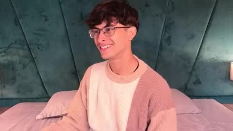 Snapshot of aaron_eze chatting on 04-14-26, 12:33 Aaron Ezequiel online show from 04-14-26, 12:33