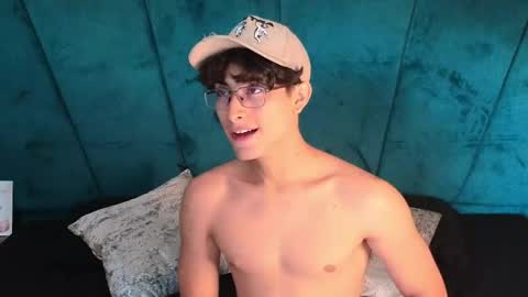 Snapshot of aaron_eze chatting on 05-06-26, 02:00 Aaron Ezequiel online show from 05-06-26, 02:00