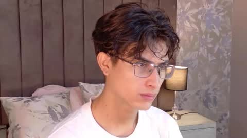 Snapshot of aaron_eze chatting on 05-19-26, 02:56 Aaron Ezequiel online show from 05-19-26, 02:56