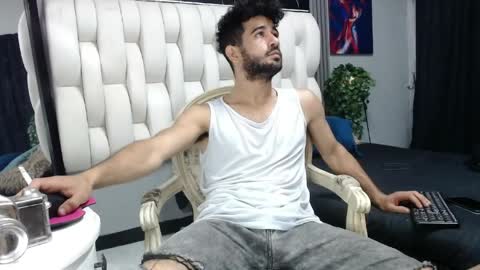 aaron_jones_1 online show from 04-21-26, 03:35