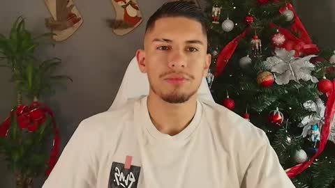 Snapshot of aaronfox_ chatting on 12-09-24, 08:01 AARON online show from 12-09-24, 08:01